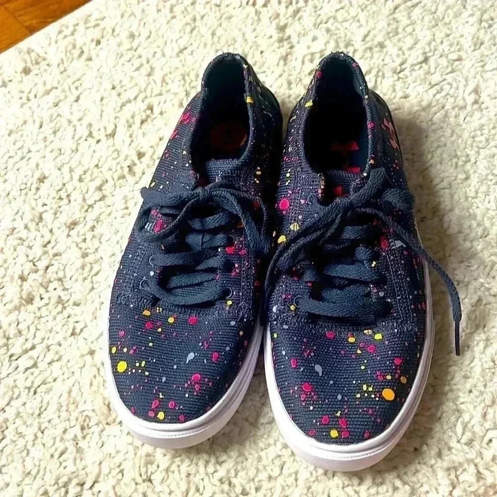 GIRLS UNDER ARMOUR KED LIKE SHOES SIZE 3 NWT